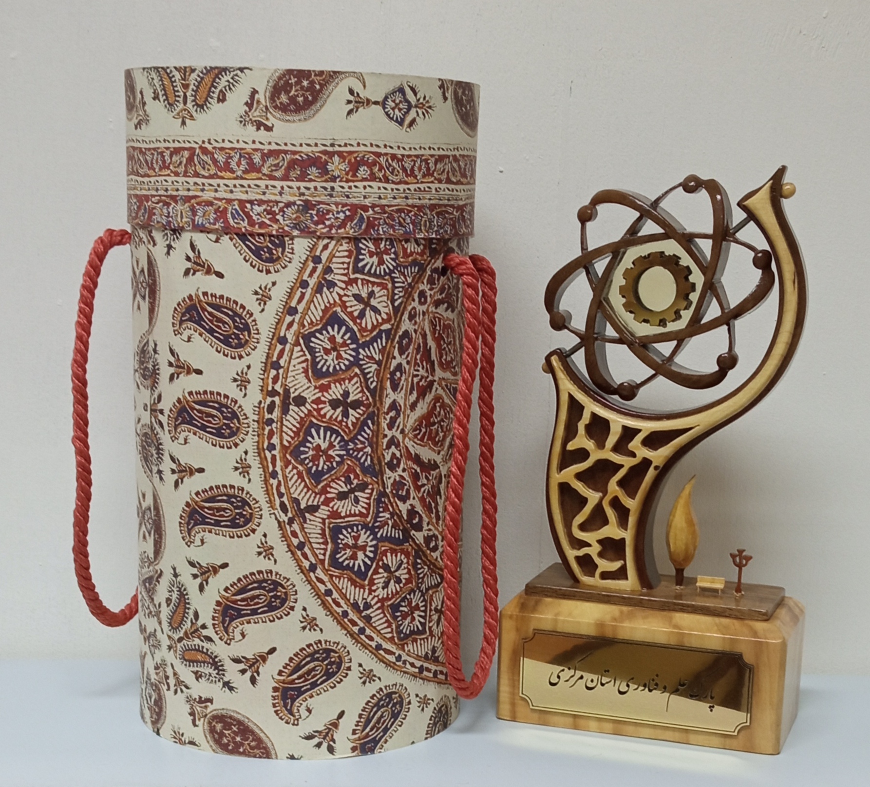 طراحی هنری تندیس های مناسبتی